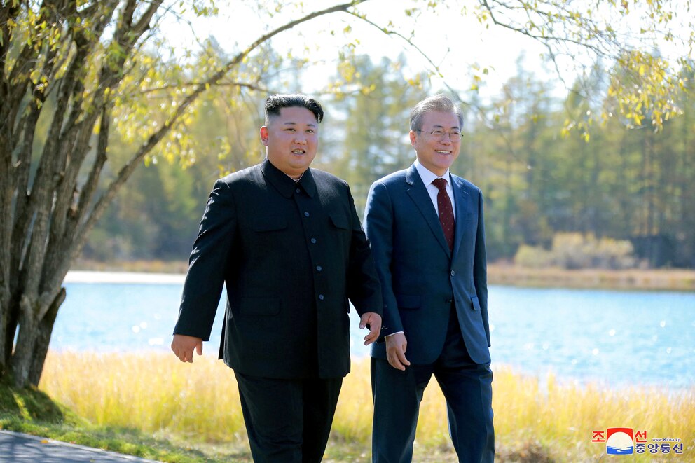 El ex presidente surcoreano Moon Jae-in y el líder norcoreano Kim Jong