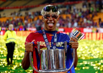 Lamine Yamal celebrando la victoria