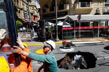 Operarios de Aysa trabajan en