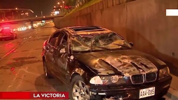 Auto vuelca a la Vía