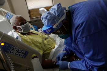 Un hombre es atendido en