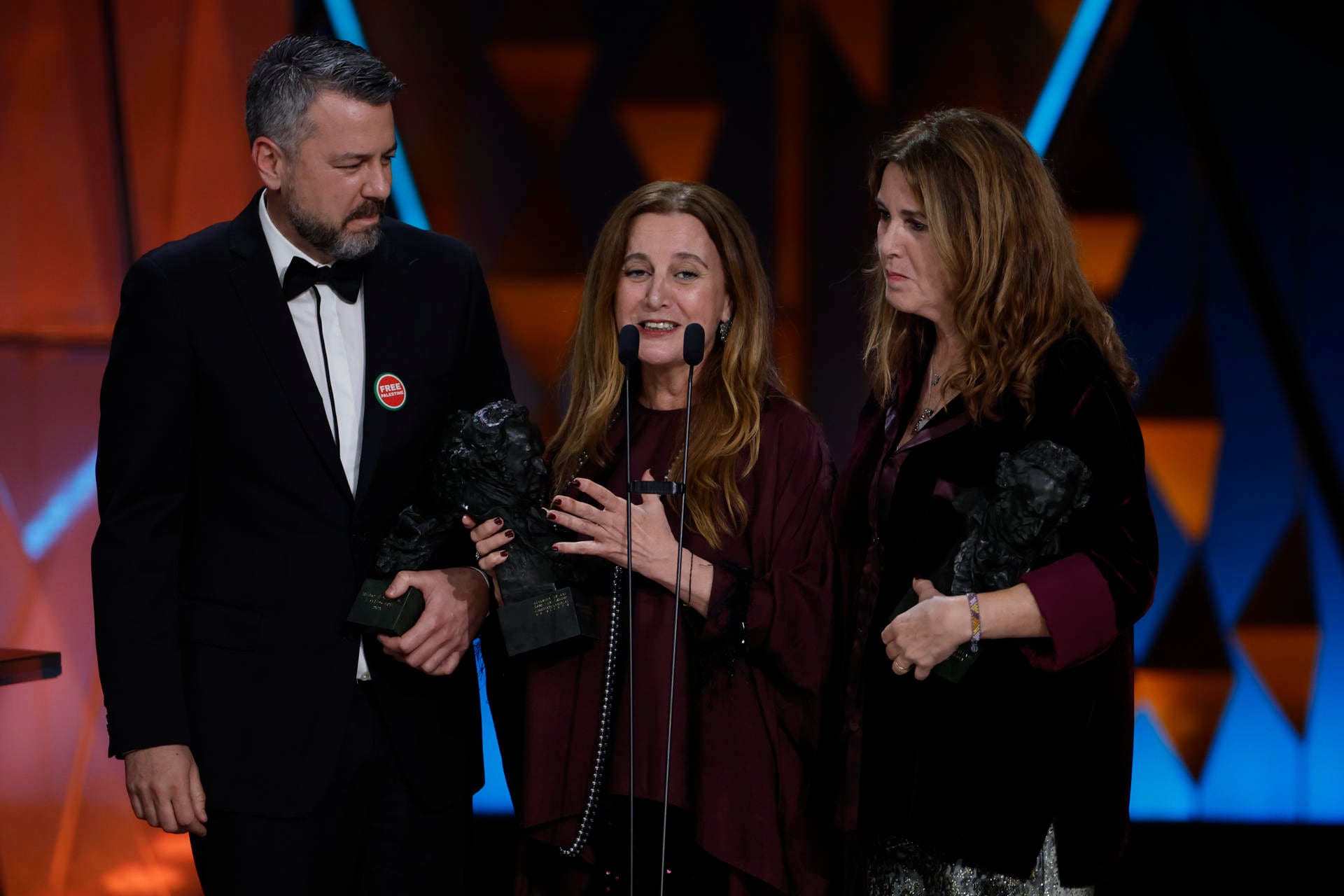 El equipo de maquillaje y peluquería de 'El cautivo', compuesto por Ana López-Puigcerver, Belén López-Puigcerver, Nacho Díaz. / EFE
