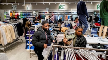 Alerta entre viajeros colombianos: Estados Unidos les puede quitar la visa americana si hacen compras en estos almacenes