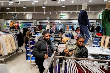 Un outlet, o tienda de fábrica, es un establecimiento comercial que vende productos de marca, excedentes de producción o colecciones de temporadas pasadas a precios significativamente más bajos, a menudo con descuentos del 30% al 70% - crédito Vincent Alban/Reuters