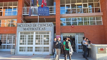 Profesores y alumnos de universidad