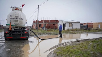 Con lluvia y nieve, un temporal provocó inundaciones y la suspensión de clases en varias ciudades de la Patagonia