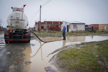Operación de drenaje en un camino anegado por las intensas lluvias en el sur