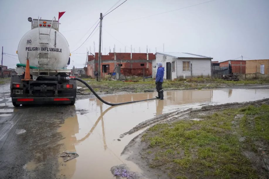Las autoridades desplegaron operativos de asistencia en distintos barrios para bajar el agua de las calles (Municipio de Río Gallegos)