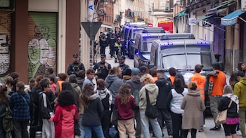 Ejecutan el desahucio de Mariano Ordaz, el pensionista que vivía en el piso de una orden religiosa dueña de otros 100 inmuebles en Madrid