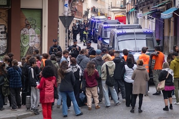 Decenas de personas se concentran para impedir el desahucio. (Fernando Sánchez / Europa Press)