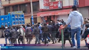 Rafael López Aliaga es repudiado en Puno: ataque con estiércol y disturbios con heridos lo fuerzan a cancelar campaña