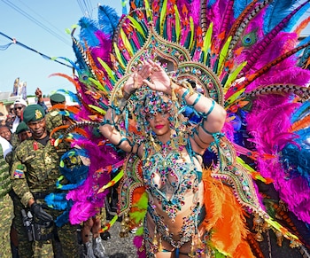La artista convirtió su presencia en el Crop Over en una tradición personal tras desfilar también en 2024 y 2019 con otros trajes de carnaval (Backgrid UK/The Grosby Group)