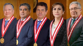 De izquierda a derecha: Luis Arce Córdova, Víctor Rodríguez Monteza, Tomás Gálvez Villegas, Patricia Benavides Vargas y Juan Carlos Villena Campana.