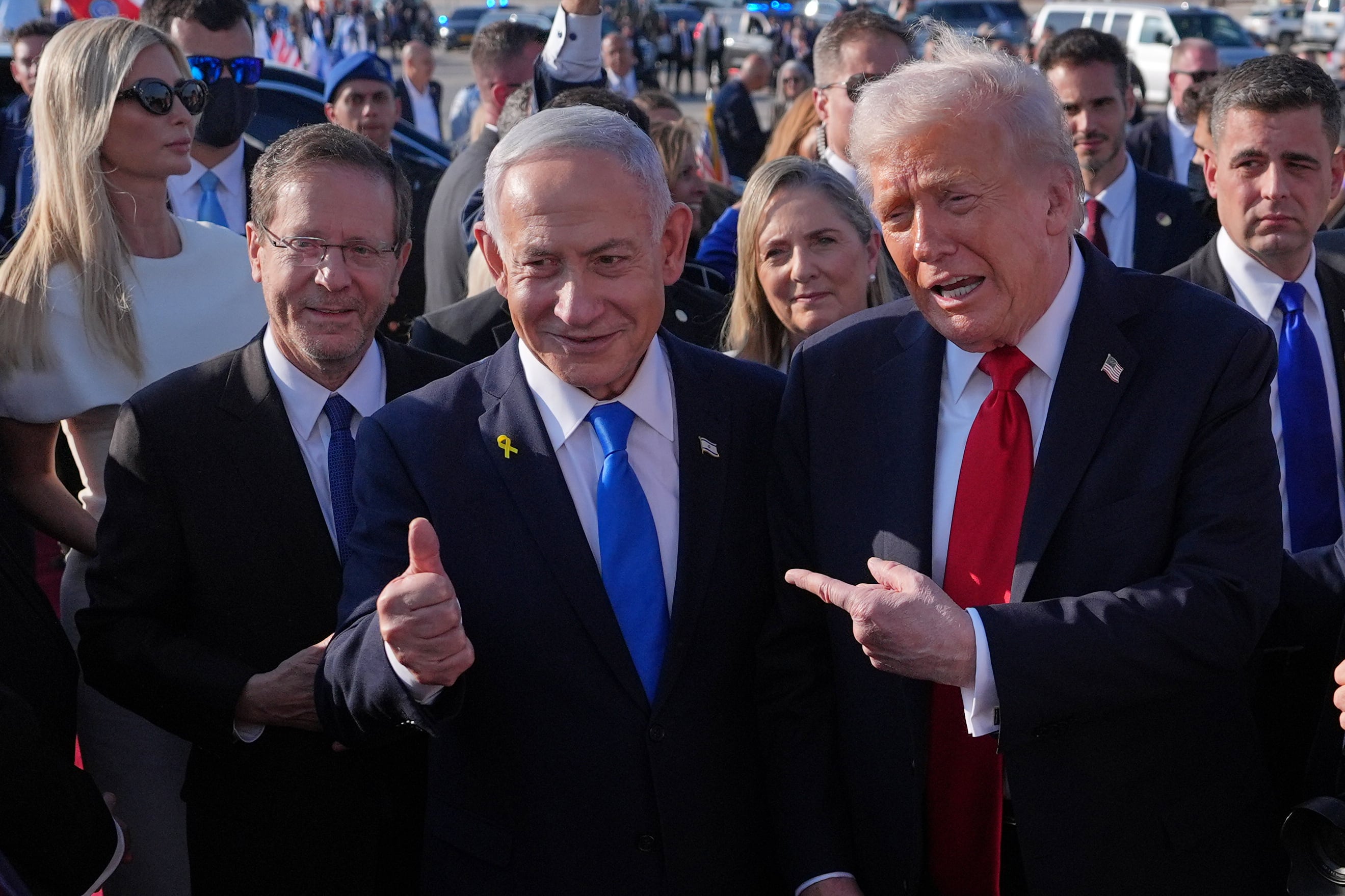 El presidente de Estados Unidos Donald Trump junto al primer ministro israelí Benjamin Netanyahu en el Aeropuerto Internacional Ben Gurion, el lunes 13 de octubre de 2025 (AP Foto/Evan Vucci)