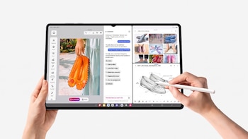 Manos que sostienen una tableta Samsung Galaxy Tab y dibujan con un lápiz óptico sobre una pantalla dividida con imágenes y bocetos de zapatos
