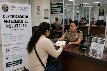 Una mujer entrega un documento a una agente policial en una ventanilla junto a un cartel de antecedentes policiales