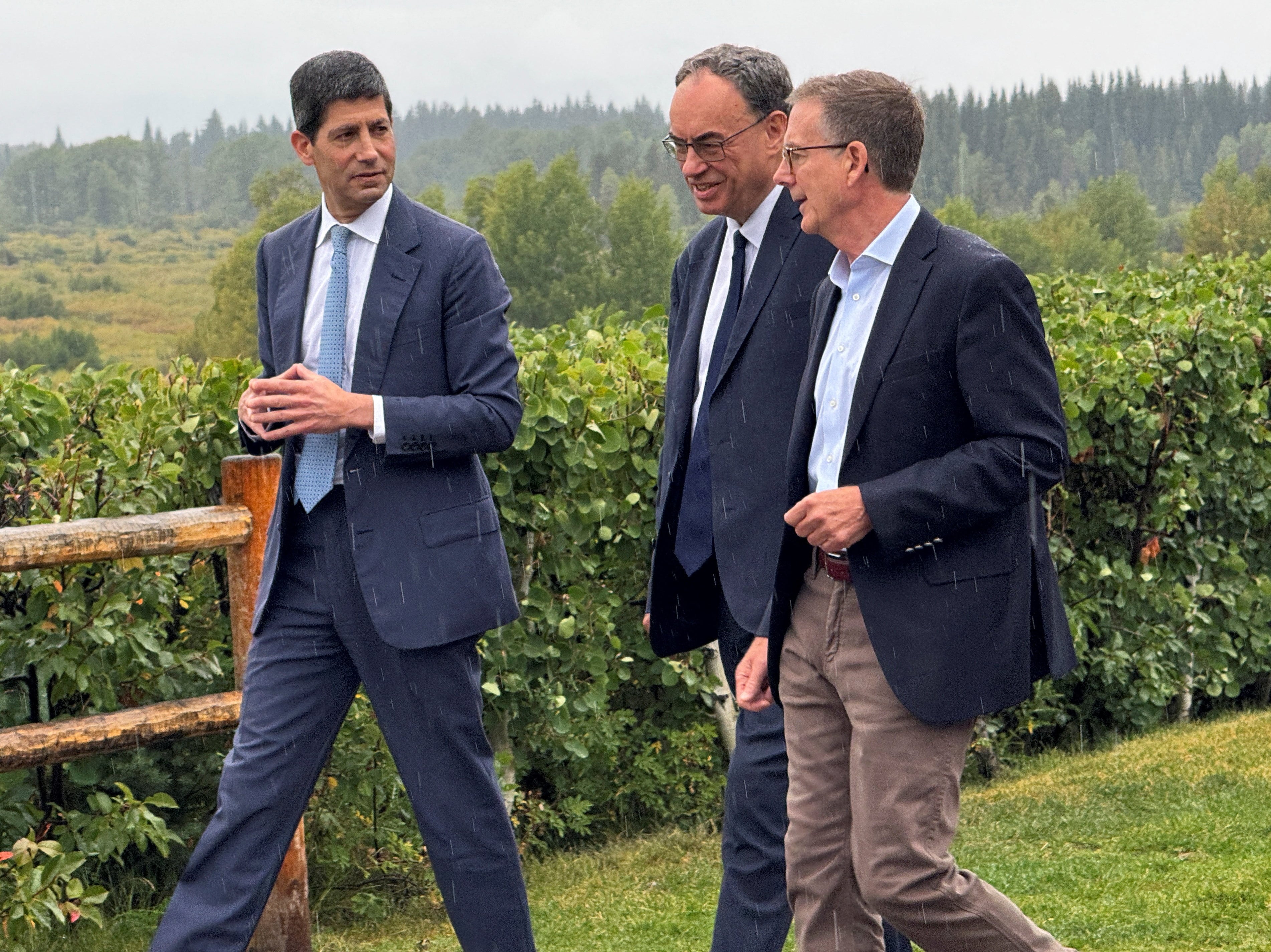 Kevin Warsh, a la izquierda de la foto, y otros dos banqueros centrales en Jackson Hole. Ya no hay