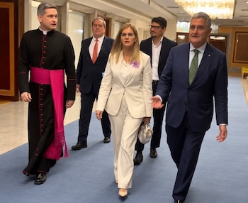 La presidenta de Costa Rica, Laura Fernández Delgado, llegó a Italia acompañada del primer caballero, Jeffry Umaña, para iniciar una gira oficial por Europa.