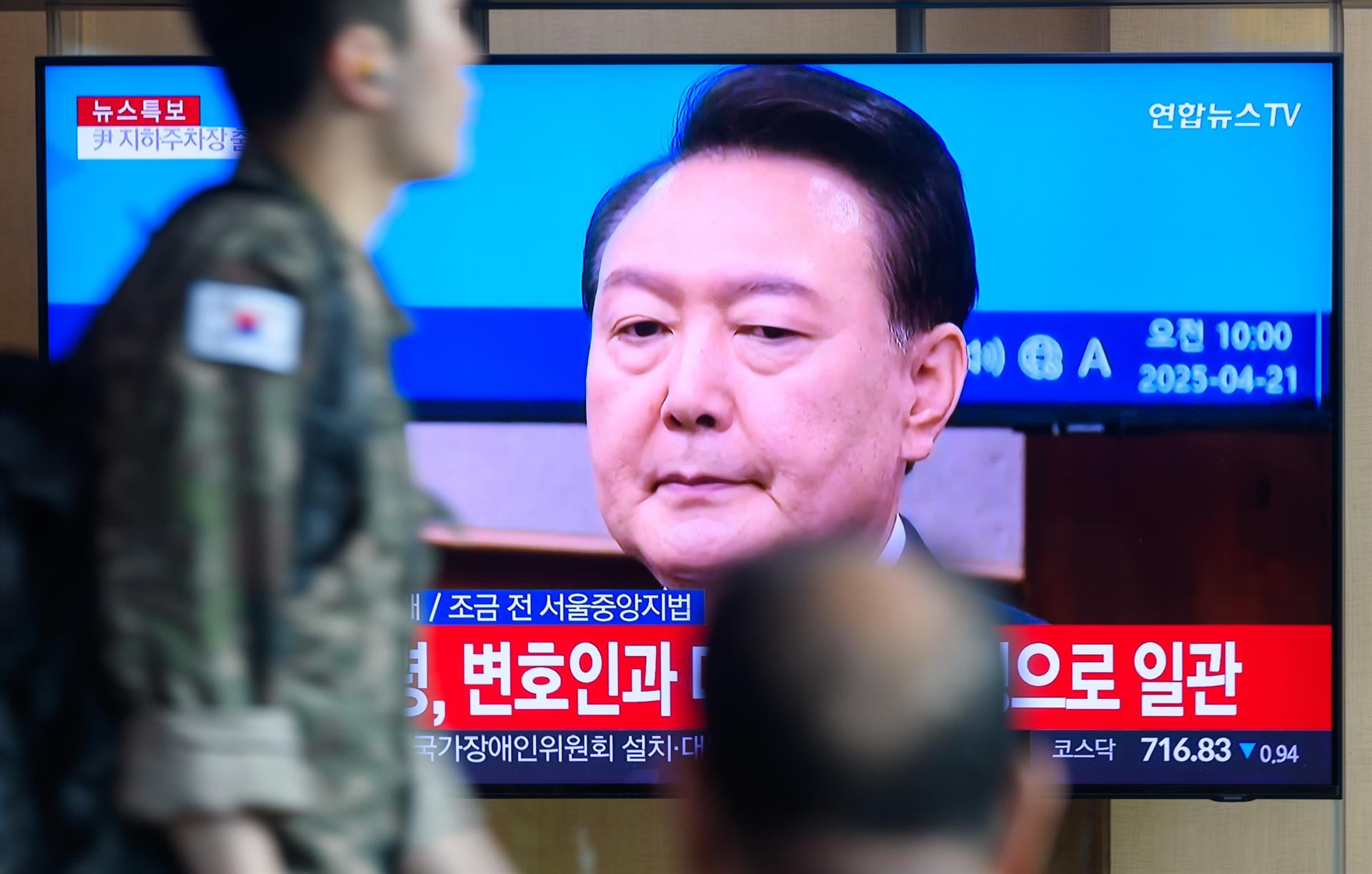 El ex presidente surcoreano Yoon Suk-yeol no se presentó a su juicio por insurrección tras ser detenido por nuevos cargos