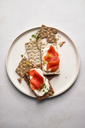 La dieta nórdica prioriza frutas, verduras, cereales integrales, frutos secos, semillas, legumbres , proteínas magras y pescado azul (Bobbi Lin for The New York Times)