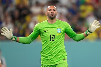 El arquero brasileño Weverton gesticula durante el partido contra Corea del Sur por los octavos de final del Mundial, el lunes 5 de diciembre de 2022, en Doha, Qatar. (AP Foto/Jin-Man Lee)