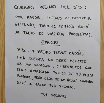 Cartel colgado en una comunidad