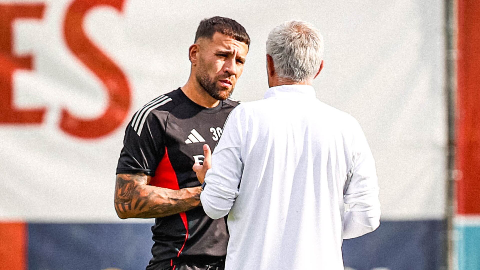 José Mourinho, rendido a los pies de Nicolás Otamendi (@slbenfica)