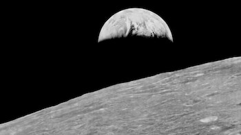 Una pequeña esfera suspendida contra la oscuridad del espacio: la historia de la primera foto de la Tierra tomada desde la Luna