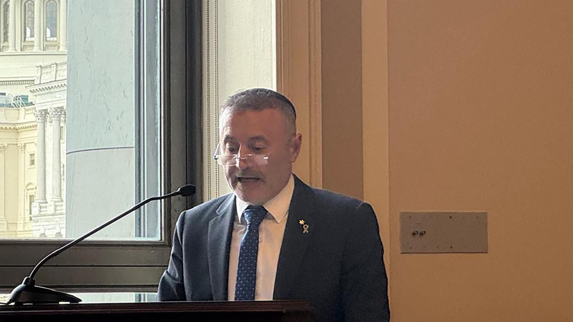 El titular de la AMIA, Osvaldo Armoza, durante su discurso en el Capitolio, (Washington, Estados Unidos)