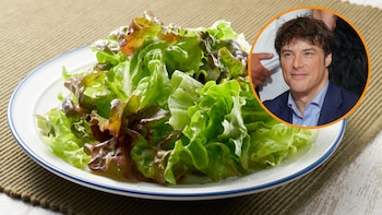 Jordi Cruz, chef Michelin: “Si tienes lechuga mustia, dale una segunda vida con un truco sencillo y muy científico, es como pasar las hojas por un spa vegetal”