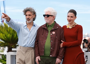 Leonardo Sbaraglia, Pedro Almodóvar y Barbara Lennie presentan 'Amarga Navidad' en Cannes. EFE/EPA/CLEMENS BILAN