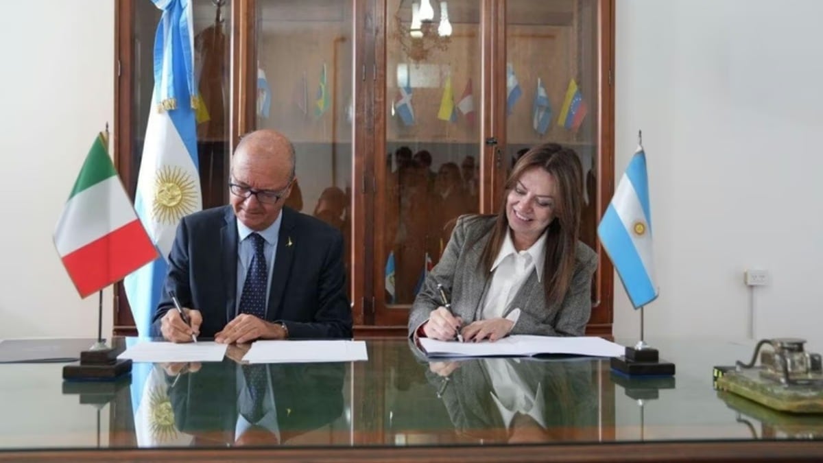 La ministra de Capital Humano, Sandra Pettovello, y el ministro de Educación y del Mérito de Italia, Giuseppe Valditara, al firmar el Memorándum de Entendimiento el 7 de septiembre pasado (Ministerio de Capital Humano)