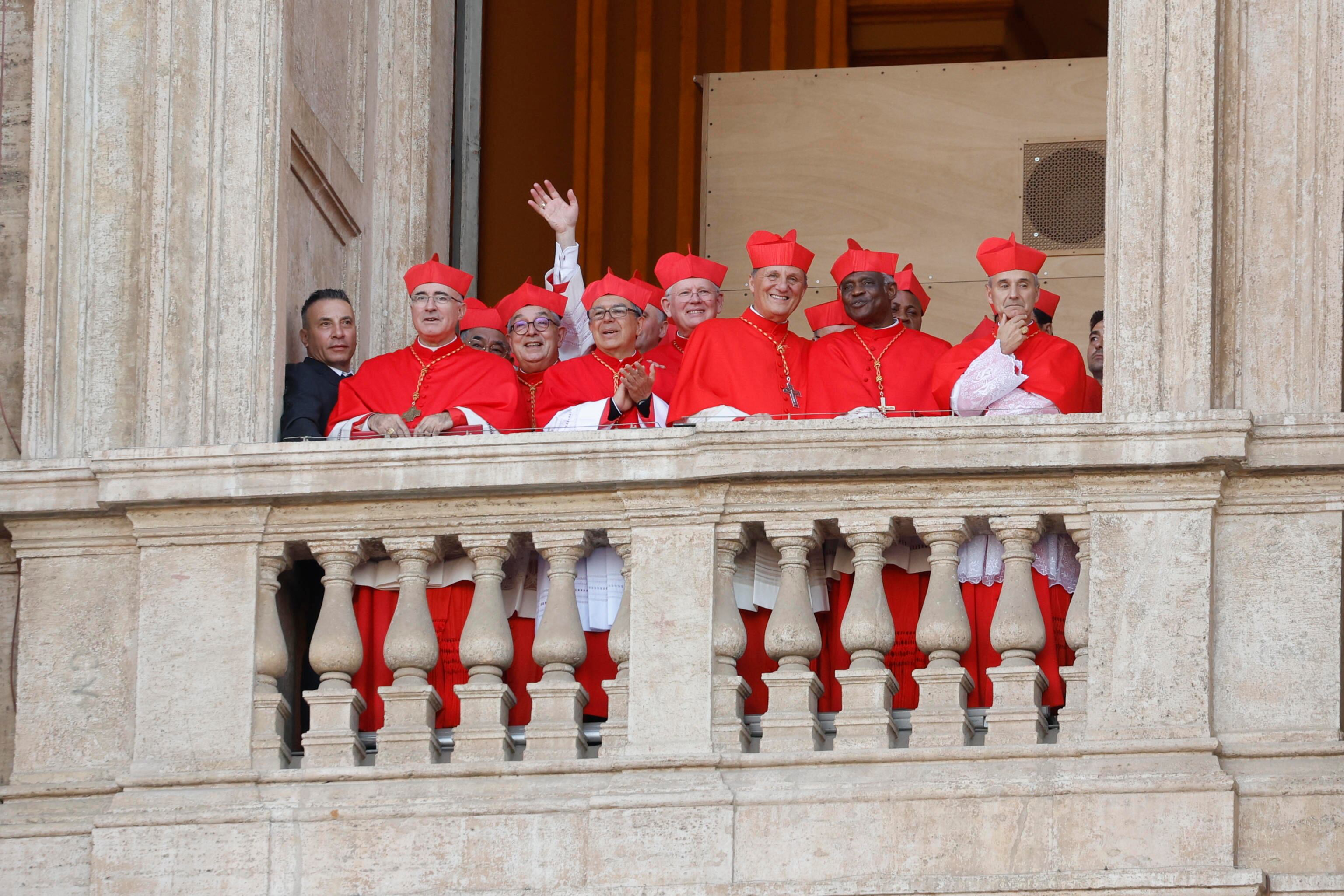 Los cardenales saludan a la plaza de San Pedro antes de la primera aparición pública de León XIV. (EFE/EPA/Fabio Frustaci)