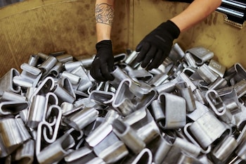 Un empleado trabaja en una