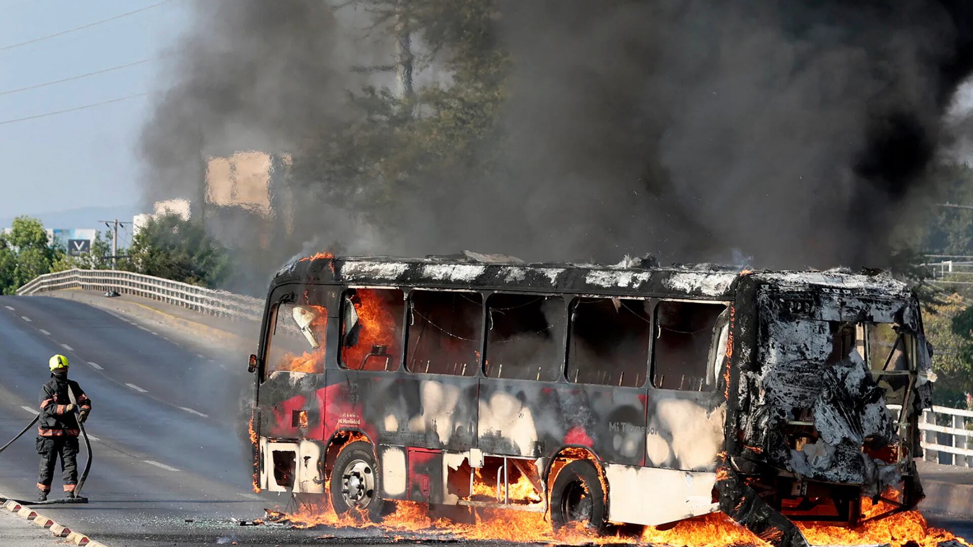 Grupo Línea M relata a través de videos cómo fueron despojados de su camioneta y quedaron varados entre bloqueos y caminos incendiados.