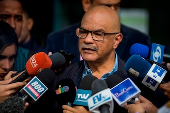 En la imagen, el representante