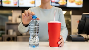 Restaurantes en Panamá tendrán un año para ofrecer agua en combos de comida rápida