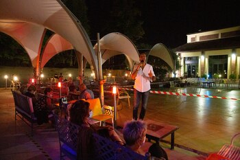 Un cantante trata de amenizar