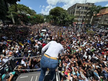 María Corina Machado saluda a