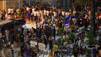 Última hora de la crisis migratoria de Ceuta y el cruce masivo de la frontera con Marruecos, en directo: miles de personas se resisten a abandonar la frontera y ya hay al menos 16 migrantes muertos