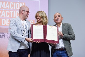 Yolanda Díaz firma con Unai