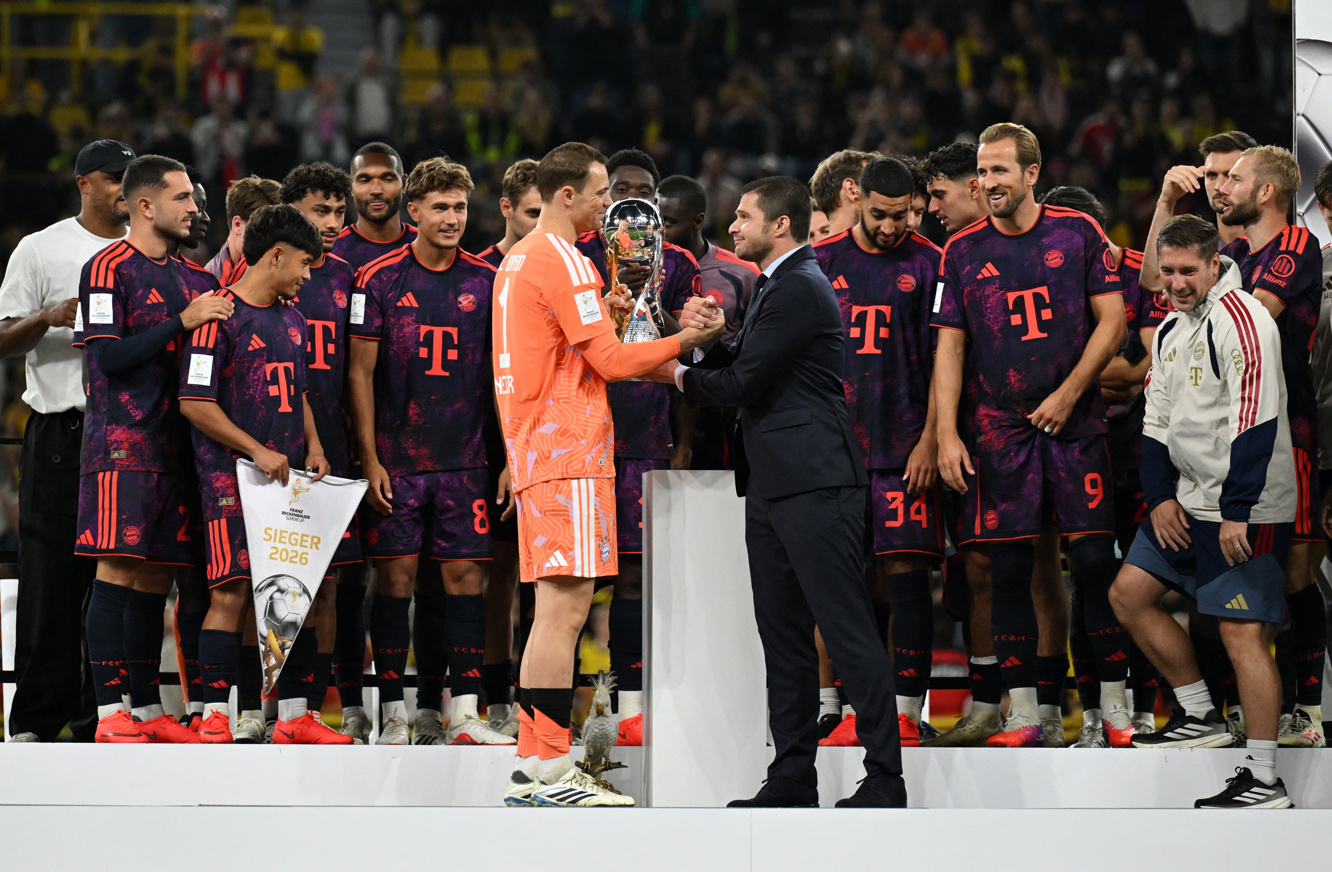 Manuel Neuer y sus compañeros, del Bayern Múnich, reciben el trofeo tras ganar la final de la Supercopa DFL-crédito Teresa Kroeger/REUTERS