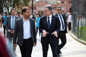 Blinken, junto a un traductor,