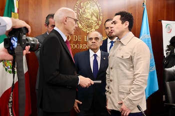 PRI y PAN entregan documentos a la ONU sobre desapariciones en México.