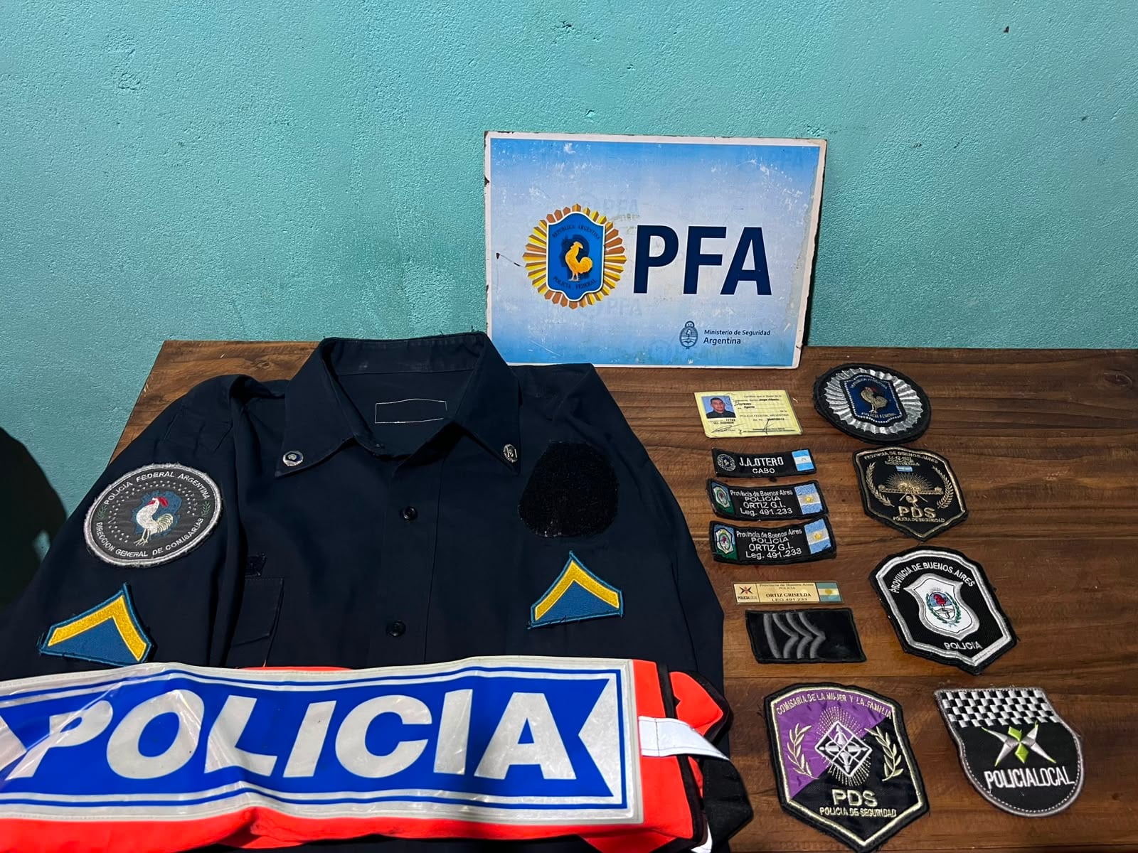 Insignias y parte de un uniforme policial, entre otras cosas incautadas en el operativo