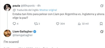 Captura de pantalla de una conversación en Twitter entre una usuaria llamada Paula y Liam Gallagher, donde él responde 'I'm scared'