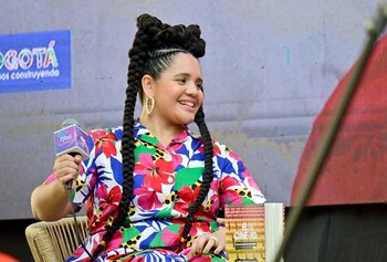 Lido Pimienta estuvo de paso por Colombia como invitada al Ficci en Cartagena, pero a su regreso a Canadá denunció un episodio de discriminación cuando se disponía a abordar su vuelo de regreso (@lidopimienta/Instagram)