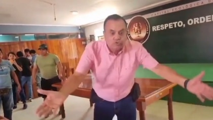 Junín: Alcalde de Satipo lanza micrófono que tenía baja batería en plena reunión de concejo