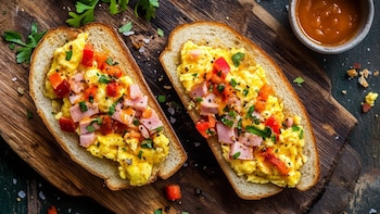 Receta de huevos revueltos con cúrcuma y jamón, rápida y fácil