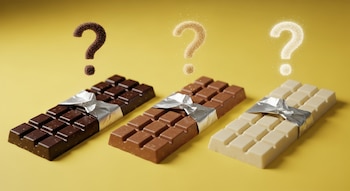 Tres barras de chocolate (amargo, con leche y blanco) con envoltorios plateados, cada una con un signo de interrogación brillante flotando arriba, sobre un fondo amarillo vibrante.